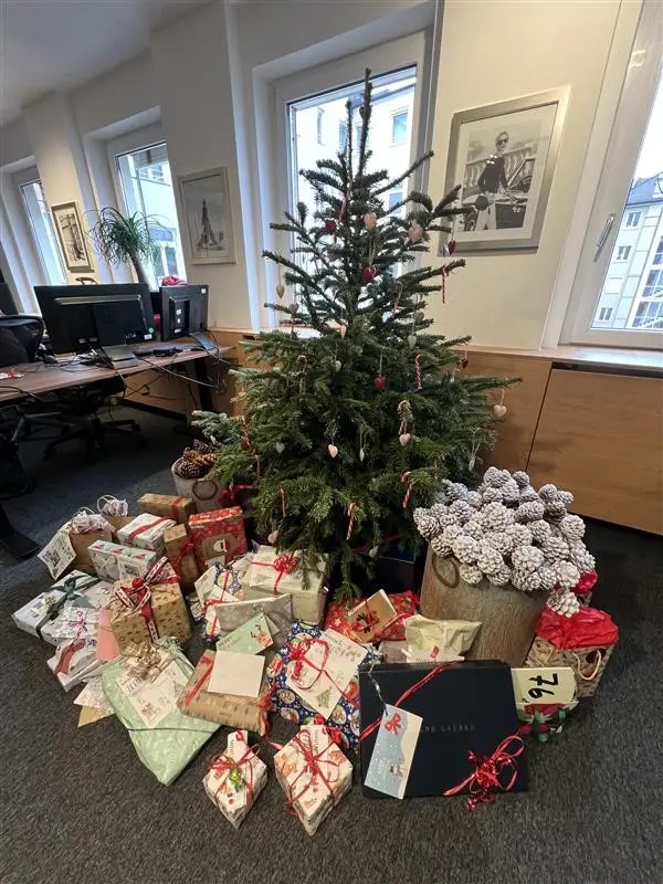 Weihnachtsbaum mit Geschenken