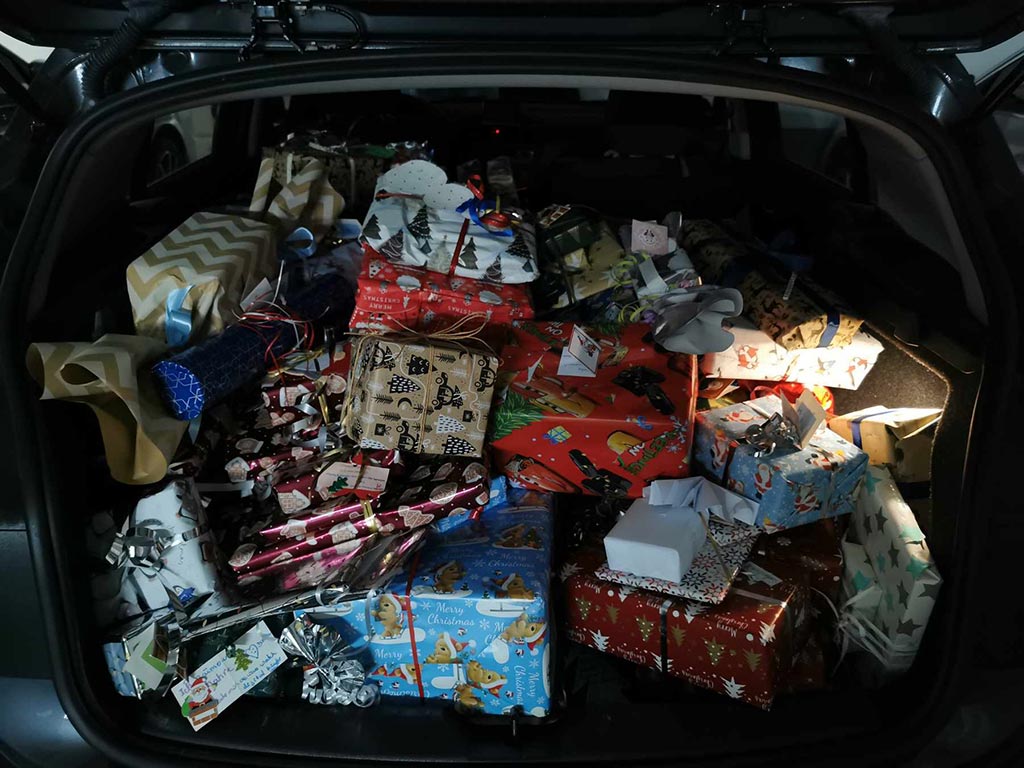 Weihnachtsgeschenke im Kofferraum - Bereit für die Übergabe