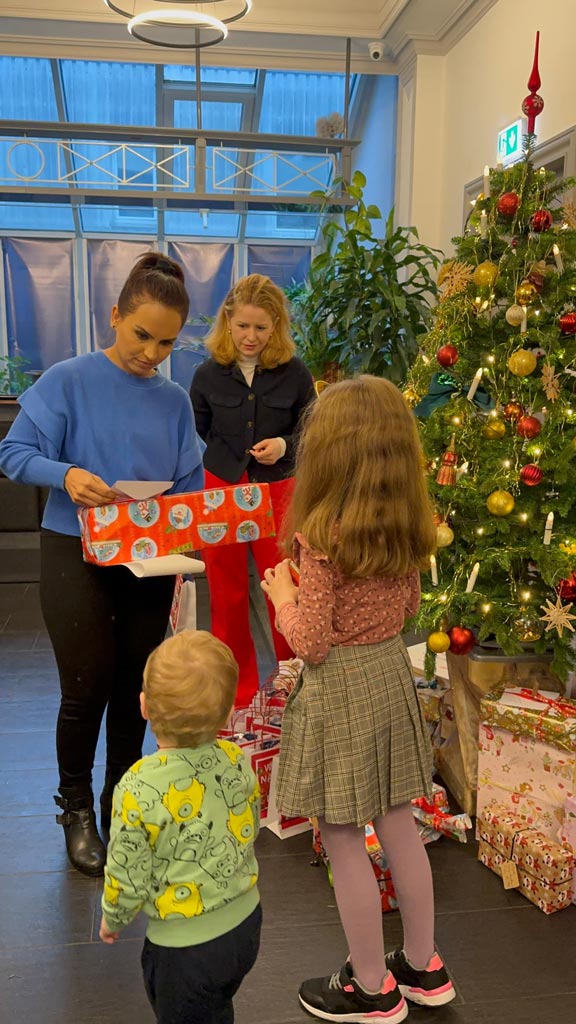 Aufgeregte Kinder bekommen ihre Geschenke