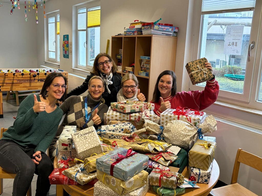 Engagierte Mitarbeiter freuen sich für die Kinder