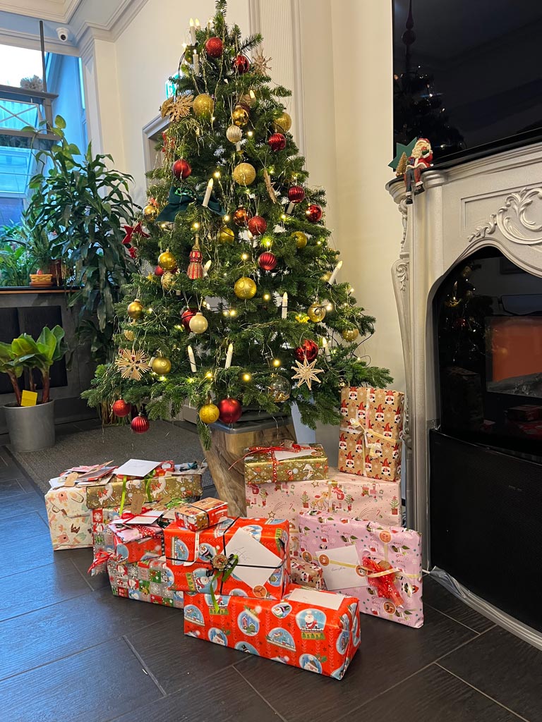 Viele Geschenke unter dem Weihnachtsbaum