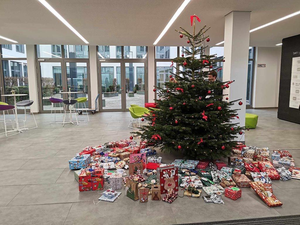 Weihanchtsbaum in einer Empfangshalle