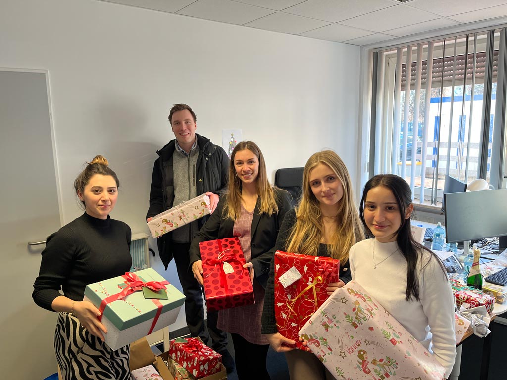Engagierte Mitarbeiter vor der Geschenkübergabe