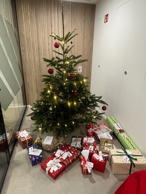 Weihnachtsbaum mit Geschenken