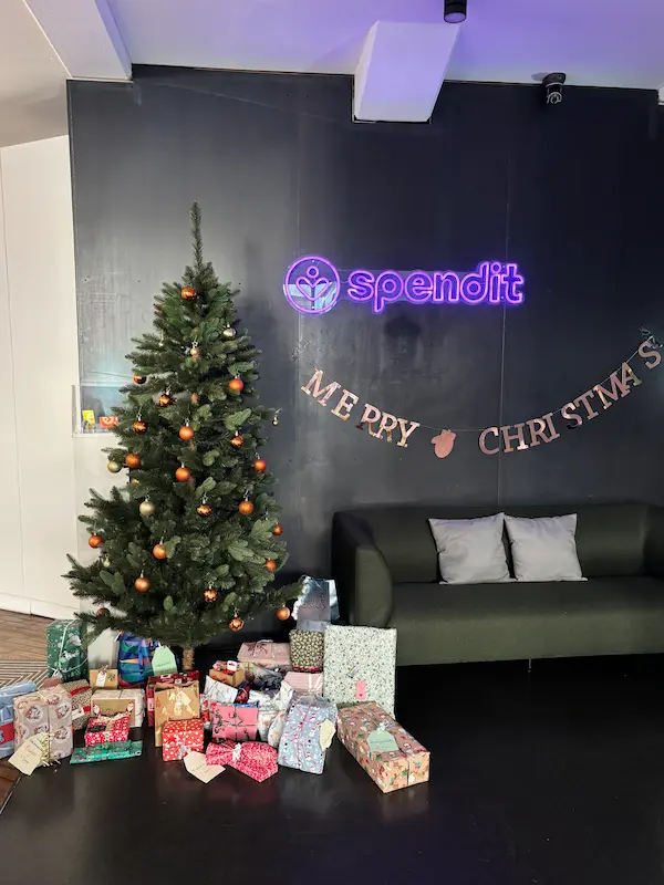 Weihnachtsbaum mit Geschenken